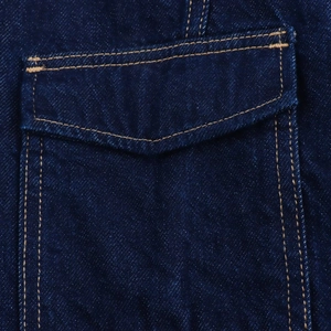 Detailaufnahme von indigoblauem Denim-Stoff mit kontrastierenden orangefarbenen Nähten