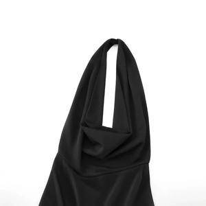 Body estivo da donna in crêpe nero con scollo all'americana e dettagli drappeggiati eleganti