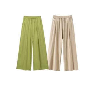 Detail von Leinenhose mit weitem Bein in Avocadogrün und Creme mit elastischem Bund
