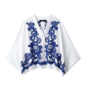 Blouse blanche pour femme à col en V avec broderies florales bleues et coupe ample