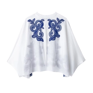 Chemise d'été blanche pour femmes avec élégante broderie bleu marine au dos du haut cape