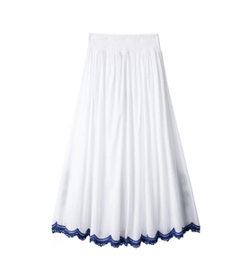 Détail d'une jupe blanche taille haute avec broderie en dentelle marine et taille élastique