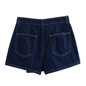Detailansicht der Denim-Shorts-Rückseite mit Kontrastnähten und klassischen Gürtelschlaufen