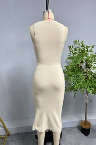 Detailansicht der vertikalen Rippstrick-Struktur bei einem cremefarbenen ärmellosen Kleid