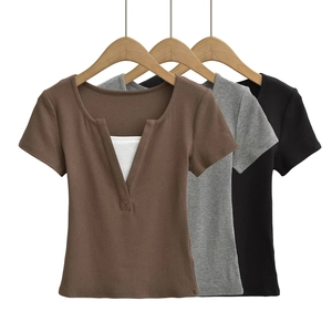 Texture détaillée du tissu côtelé et design superposé col V sur crop tops ajustés