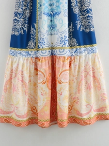 Dettagli dell'abito bohémien con stampa paisley, bottoni e motivo patchwork alla moda