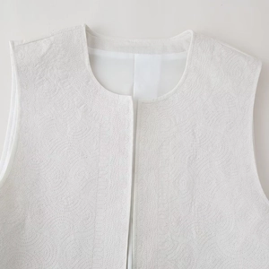 Gilet sans manches blanc pour femme avec matelassage circulaire et style minimaliste