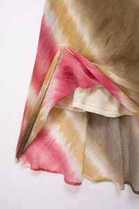 Dettaglio di un abito midi estivo tie-dye con tessuto in chiffon e fodera interna morbida