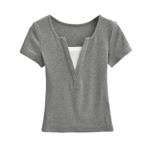T-shirt côtelé ajusté à col en V pour femmes avec style superposé gris et blanc