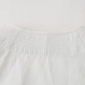 Gilet d'été en coton et lin blanc pour femme avec broderies géométriques détaillées