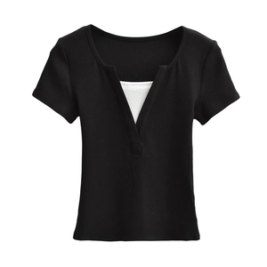 T-shirt court moulant 2024 pour femme avec design bicolore et décolleté en V superposé
