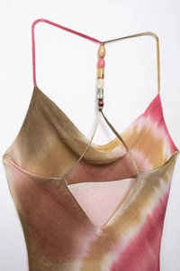 Dettaglio di perline colorate sulle spalline dell'abito midi tie-dye stile boho
