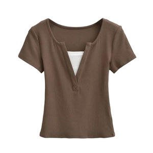 T-shirt ajusté en maille côtelée avec col en V et design superposé marron et blanc