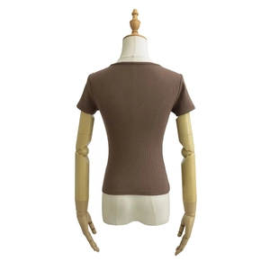 Vue arrière détaillée d'un t-shirt moulant pour femme en maille côtelée marron foncé