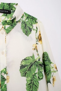 Detailed view of the flower print shirt collar with buttons and DEFEIR inner label