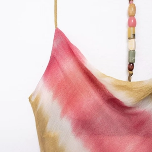 Abito midi tie-dye da donna con spalline di perline colorate e sfumatura rosa e gialla