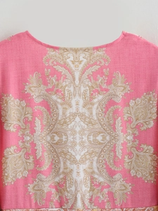 Dettaglio della stampa paisley rosa su tessuto con scollo rotondo e motivo d'arte retrò