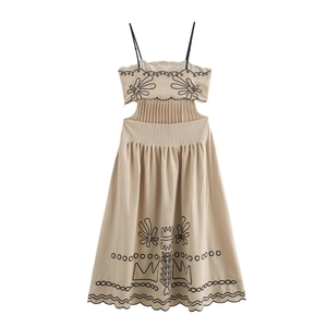 Abito beige in cotone e lino con ricami neri e dettagli cut-out in vita
