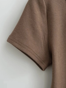 Vue détaillée de la maille côtelée et de l'ourlet à double couture sur ce crop top marron