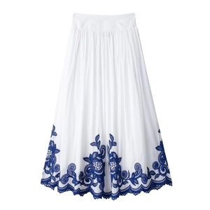 Jupe longue d'été blanche pour femme avec broderie florale bleue et ourlet festonné chic
