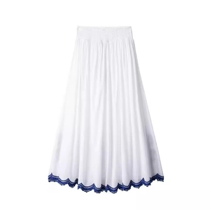 Jupe longue blanche avec bordure en dentelle bleue et taille élastique smockée pour l'été