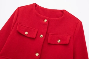 Detail der roten Tweed-Jacke mit gewebter Textur, Pattentaschen und Gold-Metallknöpfen