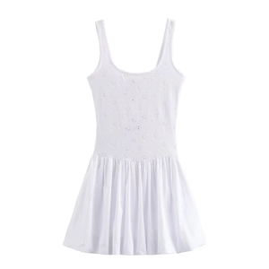 Vue détaillée de la broderie florale ajourée délicate sur une robe d'été blanche sans manches