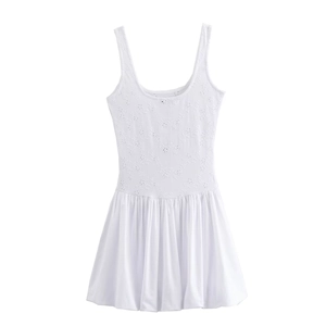 Robe blanche sans manches avec broderie anglaise, ourlet plissé et col rond