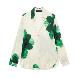 Ensemble d'été deux pièces pour femmes avec chemise à fleurs et pantalon en vert et blanc