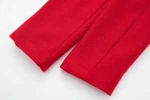 Detailaufnahme der hochwertigen roten Wollstofftextur mit sauberen Nähten an der Jacke