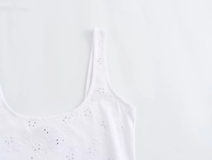 Détail de la broderie anglaise blanche et breloque sur cette robe d'été sans manches