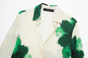 Détail de chemise à fleurs avec manches longues et col à revers en crème et vert