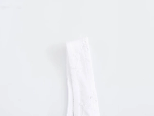 Détails de broderie florale blanche sur les bretelles d'une robe d'été chic