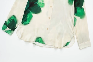 Détail de l'imprimé floral à l'encre sur tissu satiné avec ourlet de chemise arrondi