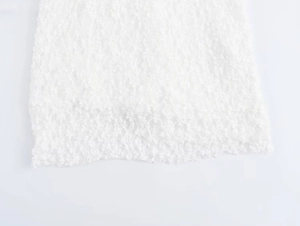Detaillierte Makroansicht von weißem Spitzenstoff mit eleganter 3D-Reliefstruktur für Sommerkleider