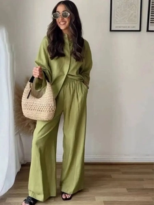 Zweiteiliges Damen-Set aus grasgrünem Leinenhemd und Hose mit weitem Bein und Tasche