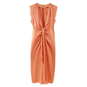 Élégante robe sans manches en satin orange avec décolleté en V et détail de nœud
