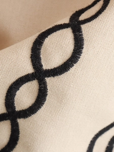 Macro di ricamo a catena nero su tessuto traspirante in cotone e lino beige