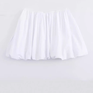 Robe bulle blanche minimaliste avec texture froncée et bords élastiques sur fond gris