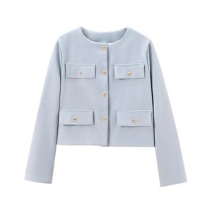 Veste en tweed bleu clair pour femme avec col rond et boutons dorés sur fond blanc