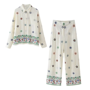 Ensemble blanc deux pièces brodé de fleurs avec chemise à manches longues et pantalon large