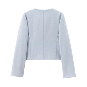 Détail de la veste courte bleu clair avec texture tissée fine et couture centrale au dos