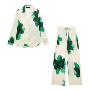 Ensemble satiné deux pièces pour femme avec chemise et pantalon large à fleurs