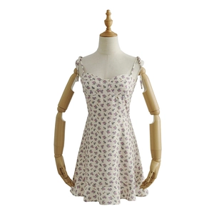 Détail de la robe d'été à fines bretelles, décolleté en cœur et imprimé floral violet