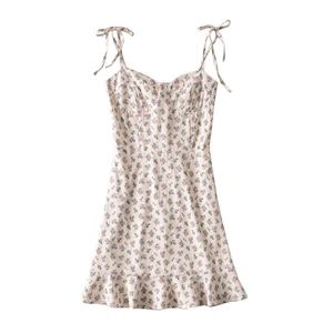 Robe d'été fleurie de style français avec imprimés violets et ourlet à volants