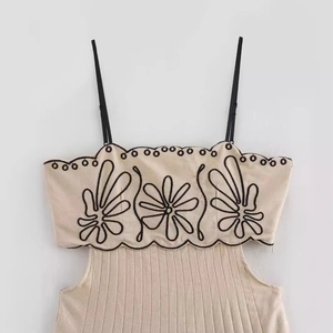Abito beige in cotone e lino con ricamo floreale nero e bordi smerlati