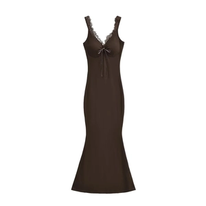Robe longue sirène marron élégante avec dentelle florale noire et décolleté en V
