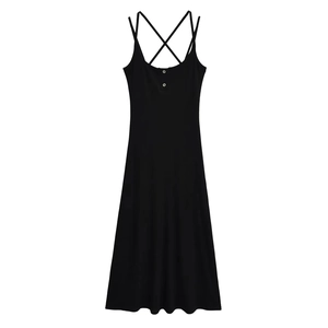 Robe midi noire moulante avec bretelles croisées au dos et boutons argentés