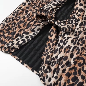 Détail du gilet léopard avec matelassage en losanges et élégante fermeture à nœud