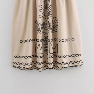 Abito lungo in cotone e lino con bordo smerlato e ricami etnici neri in stile boho